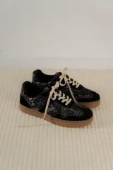 Championes urbanos de diseño acolchado, combinando tonos marrones, beige y detalles metalizados con textura. Cuentan con cordones al tono y suela de goma color caramelo.