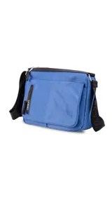 Bandolera de nylon color azul, ligera y duradera, con un bolsillo delantero con tapa, dos bolsillos internos (uno con cierre) y un bolsillo trasero. Tiene correa ajustable de tela negra con el logo de la marca.