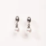 Aros colgantes con base plateada y perla blanca.