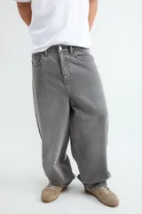 Jean de corte baggy con silueta holgada y relajada. Presenta diseño de cinco bolsillos, cintura con trabillas y cierre frontal con botón y cremallera. Confeccionado en denim de tono gris medio con acabado lavado.