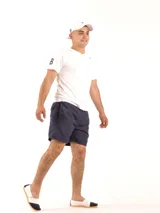 Short de baño amarillo con cintura elástica y logo pequeño en la pierna.