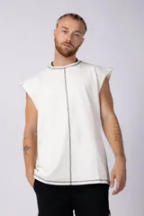 Musculosa oversize de algodón estilo sudadera, color crudo, con costuras visibles en contraste en color negro que recorren el centro verticalmente y enmarcan el cuello y el ruedo.