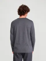 Remera básica de manga larga en color azul oscuro, con cuello redondo y corte recto.