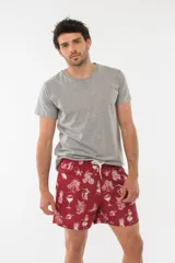 Short de baño azul con estampado de flamencos.