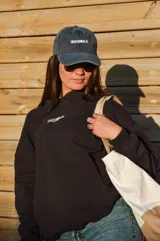 Canguro reversible de algodón con spandex, con capucha, bolsillo tipo canguro y logo estampado en el pecho.