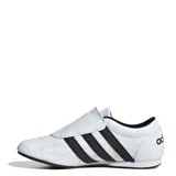 Championes Adidas Tekwen blancos con tres tiras negras, sin cordones, capellada sintética suave y lengüeta de malla.