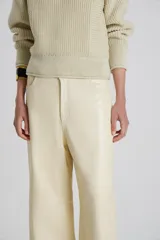 Pantalón de cuero color crema, de corte recto y tiro medio.