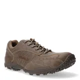 Zapatos casuales Caterpillar modelo Riff 2, confeccionados en cuero color marrón con costuras reforzadas a la vista. Presentan cierre con cordones, puntera reforzada con textura y suela de goma antideslizante con tecnología de absorción de impactos.