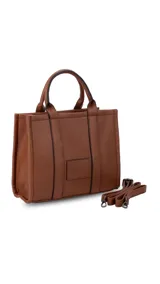 Cartera estructurada de tamaño mediano, confeccionada en símil cuero color negro. Presenta doble asa de mano, correa larga ajustable y desmontable, y un bolsillo trasero con cierre. El compartimento principal cuenta con cierre, división interna y bolsillos organizadores.
