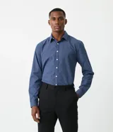 Camisa de corte comfort, manga larga y cuello camisero, confeccionada en tejido plano de algodón y poliéster con estampado de cuadros grid.