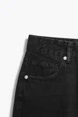 Jeans de tiro alto y estilo wide leg, con diseño de cinco bolsillos, lavado oscuro con efecto desgastado, pierna ancha larga y bajo sin costuras.