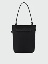 Cartera bucket extra pequeña Longchamp modelo Le Smart Flow, color negro con textura granulada, asa de hombro y detalle de hebilla metálica dorada frontal.