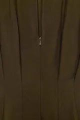 Vestido midi de Zara Woman Collection, confeccionado en mezcla de viscosa y lyocell. Presenta cuello perkins con lazada frontal, diseño sin mangas, pliegues en la cintura y cierre posterior con abertura y botones.