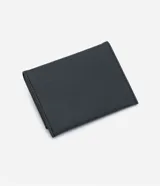 Billetera tarjetera de cuero sintético negro con textura saffiano, solapa frontal con cierre de botón a presión y aplique metálico triangular dorado con la inscripción "Satinato".