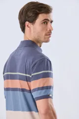 Remera polo de manga corta con diseño de franjas horizontales en tonos azul, salmón, celeste y beige. Cuenta con cuello clásico y cierre frontal de dos botones.