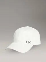 Gorra de béisbol blanca con visera curva y cierre ajustable trasero. Presenta el monograma "ck" bordado en hilo negro en el lateral.