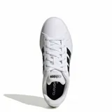 Championes Adidas modelo Grand Court Base 3.0, de diseño urbano con exterior de cuero sintético blanco y las icónicas tres rayas laterales en color negro. Presentan cierre con cordones y suela de goma resistente.