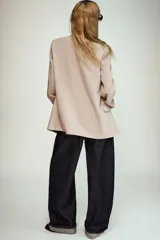 Blazer de cuello solapa y manga larga, con bolsillos delanteros con solapa y cierre frontal de un botón. Presenta un diseño estructurado con forro interior.