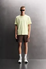 Camiseta de algodón con cuello redondo y manga corta, de corte regular. Presenta un estampado frontal con el texto 'Athleticz Running Club' en tono sobre tono y un acabado con efecto lavado.