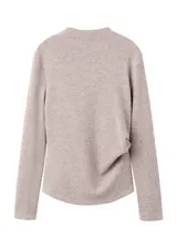 Jersey de cuello alto y manga larga, confeccionado en tejido suave de punto color tostado, con diseño de corte recto y holgado.