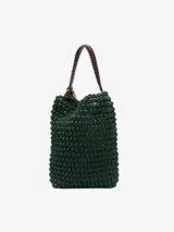 Bolso shopper tejido color verde oscuro, con asa de cuero marrón y detalle de eslabón de cadena.