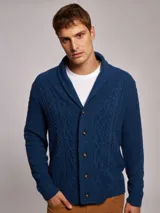 Cárdigan de punto jaspeado color gris oscuro, con cuello smoking, cierre frontal con botones de madera y ochos en el tejido.