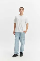 Jean cargo de algodón con calce suelto, color negro lavado con efecto desgastado, con múltiples bolsillos utilitarios en los laterales.