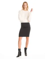 Falda recta de corte clásico y diseño minimalista, confeccionada en tejido elastizado con pretina ancha para un ajuste cómodo.