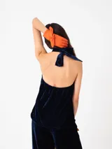 Top halter de terciopelo color marrón, con cuello alto que se anuda en la espalda.