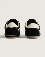 Championes Vans modelo Super Lowpro, de perfil bajo inspiradas en el diseño Serio. Presentan una combinación de ante y material sintético en color negro con detalles en blanco, incluyendo la icónica Sidestripe lateral, cordones blancos y suela de caucho con diseño Waffle.