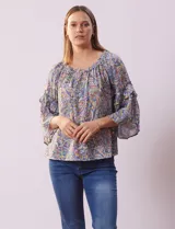 Blusa Zac & Rachel estampada, de gasa, con cuello redondo fruncido y mangas 3/4 amplias con volados.