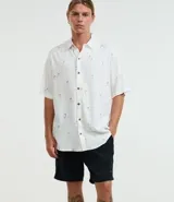 Bermuda masculina color verde con cintura elastizada ajustable con lazo, bolsillos laterales y traseros, y etiqueta de goma en el ruedo. Confeccionada en poliéster.