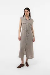 Vestido midi camisero sin mangas color gris topo, confeccionado en lino, con cierre frontal de botones, bolsillos con solapa en el pecho y lazo ajustable en la cintura.