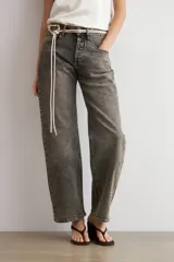 Jean recto de tiro medio color gris con efecto acid wash. Cuenta con bolsillos traseros clásicos y trabillas para cinturón.