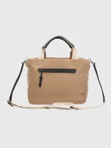 Cartera tipo tote de Hush Puppies en color beige, confeccionada en poliéster reciclado. Presenta doble asa de mano en color crema con detalles en negro y una correa larga ajustable y desmontable en color negro. Cuenta con el logo de la marca aplicado en la parte inferior frontal.