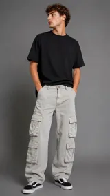 Pantalón cargo de mezclilla color gris, de corte holgado, con múltiples bolsillos laterales con solapa en las piernas.
