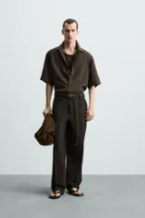 Camisa de corte relajado confeccionada en tejido con mezcla de modal, con cuello solapa, manga corta y cierre frontal de botones.