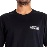 Remera negra de manga corta con logo de Quiksilver estampado en el pecho.