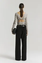 Pantalón negro de corte sastrero con pinzas delanteras, bolsillos laterales y traseros. Confeccionado en corderoy elastizado.