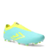 Championes de fútbol Umbro Victory HG, diseñados para terrenos firmes. Presentan una capellada sintética texturizada en color turquesa con detalles en amarillo flúor, incluyendo el logo de la marca en el lateral. Su diseño ergonómico sin cordones ofrece un ajuste seguro y mayor superficie de contacto para el control del balón.