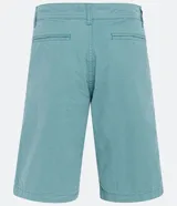 Bermuda masculina de corte recto confeccionada en sarga de algodón. Presenta cierre frontal con botón y cremallera, bolsillos laterales y traseros, y diseño liso sin estampados.