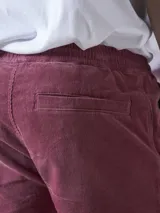 Bermuda de pana azul marino con cintura elástica y cordón ajustable.