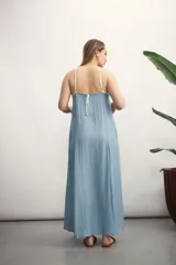 Vestido largo azul marino con breteles finos blancos, corte recto y bolsillos laterales.