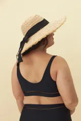 Top de bikini negro con breteles finos y detalle de calado horizontal debajo del busto.