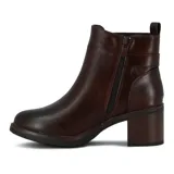 Bota de cuero color marrón oscuro, de caña baja y taco cuadrado. Presenta detalle de hebilla metálica en el lateral.