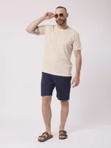 Bermuda de gabardina azul marino, corte recto y largo hasta la rodilla.