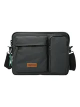 Maletín porta laptop de poliéster reciclado resistente al agua, color gris oscuro. Cuenta con compartimento principal acolchado, dos bolsillos frontales con cierre, bolsillo interior, correa ajustable y removible, y llavero mosquetón decorativo.
