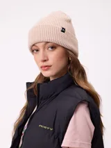Gorro tipo beanie de tejido waffle en color beige, con etiqueta de marca Rusty en el borde.