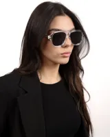 Lentes de sol estilo aviador con armazón transparente y lentes polarizadas negras.