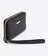 Billetera pequeña color negro con cierre de cremallera y correa de muñeca.